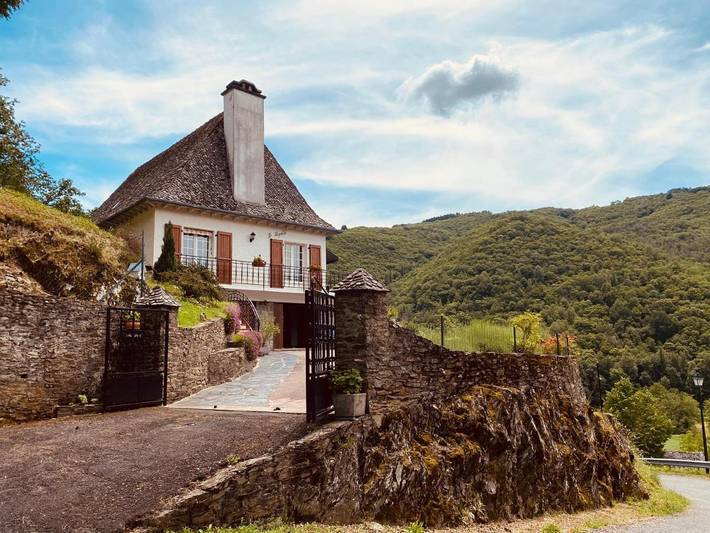 Location de vacances pour 4 personnes, avec Terrasse ainsi que Jardin et Vue à Vieillevie