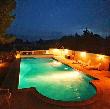 Gîte pour 2 personnes, avec piscine ainsi que jardin et vue à Piolenc