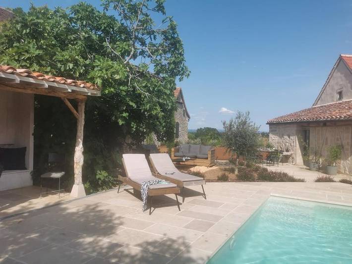 Location de vacances pour 3 personnes, avec Terrasse ainsi que Jardin et Piscine à Puylagarde