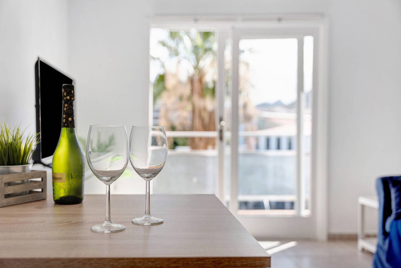 Entire apartment, Vacation Home 'Bonito Apartamento Cristian Playa' with Balcony & Wi-Fi in Los Cristianos, Arona