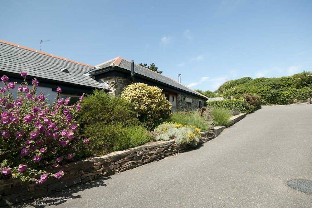 Lavender Barn, pet friendly, with a garden in Crantock in Crantock, Cornwall