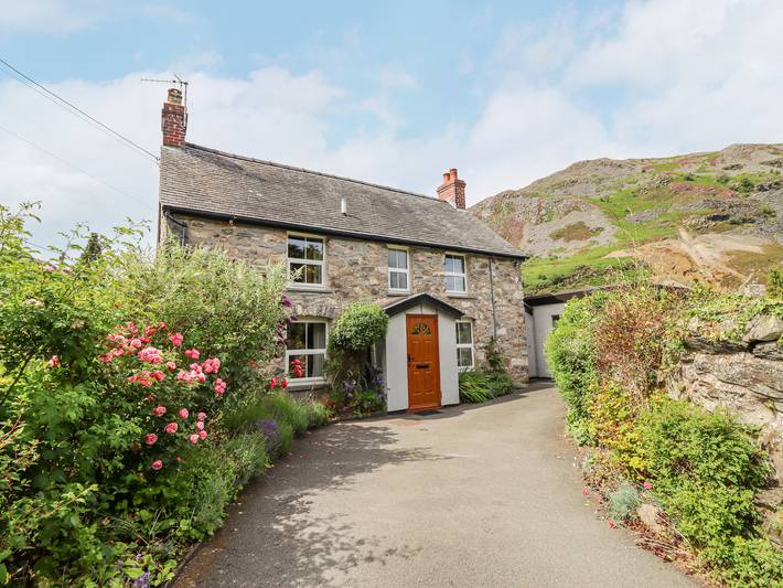 Cottage for 6 people, with garden, with pets in Mid-Wales