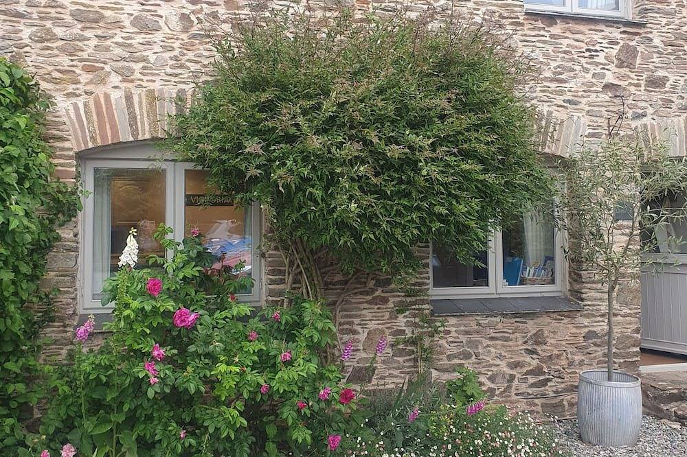 Courtyard cottage in Slapton, South Devon. 10 minutes drive to beach in Slapton, South Devon