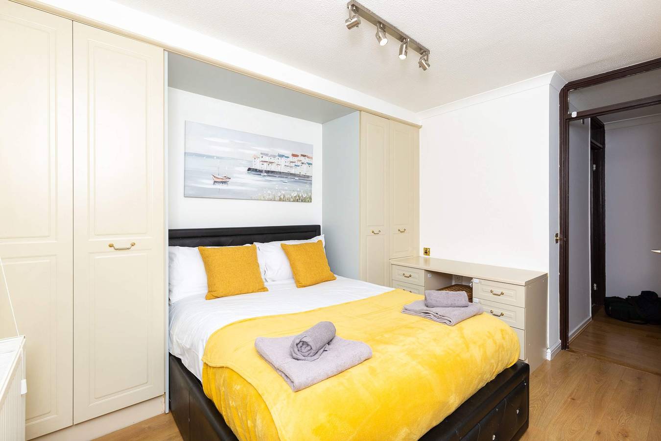 Modern and Spacious 3 Bedroom Home in Peterborough in Peterborough