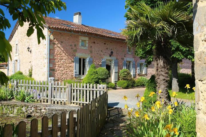 Location de vacances pour 10 personnes, avec jardin et piscine ainsi que jacuzzi et sauna à Saint-Martial-de-Valette