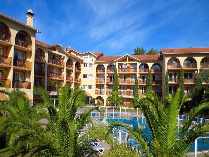 Hôtel pour 5 personnes, avec bassin pour enfant et vue ainsi que piscine et jardin