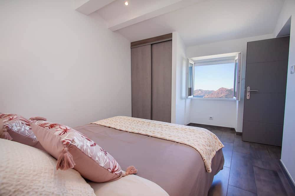 Appartement entier, T3 neuf situé au calme dans le fond du village de Piana - Vue mer spectaculaire in Piana, Région d'Ajaccio