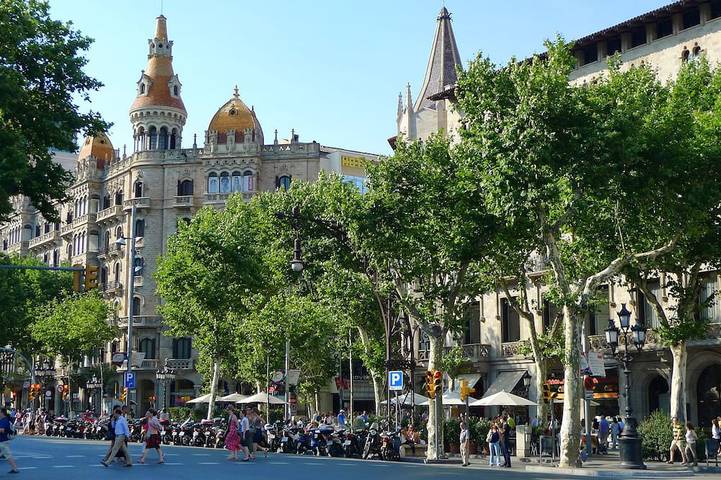 Vacation rental for 21 people, with balcony in Barcelona