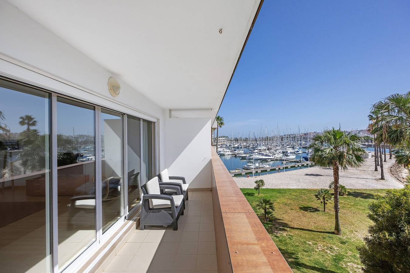 Apartamento inteiro, Apartamento "Marina Elegance by Lagos" com Vista da Marina, Terraço Privado Coberto & Wi-Fi in São Sebastião, Lagos