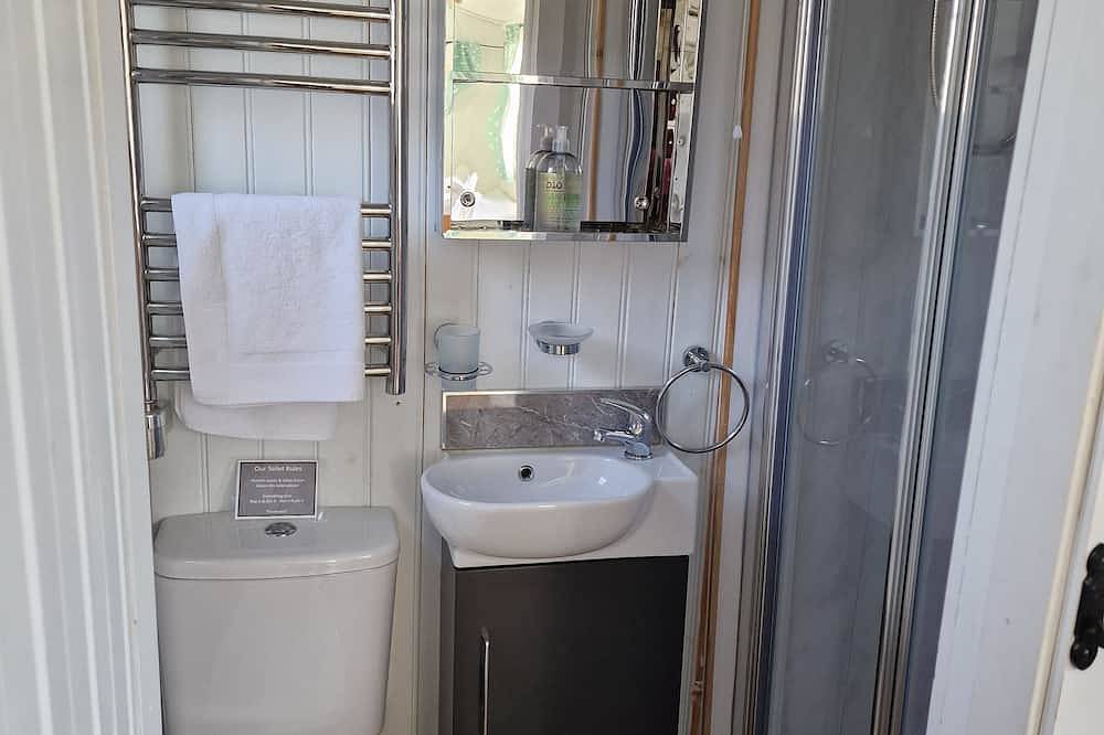 Stunning Shepherds Hut with hot tub in secluded location overlooking mountains in Glenshee, Perthshire