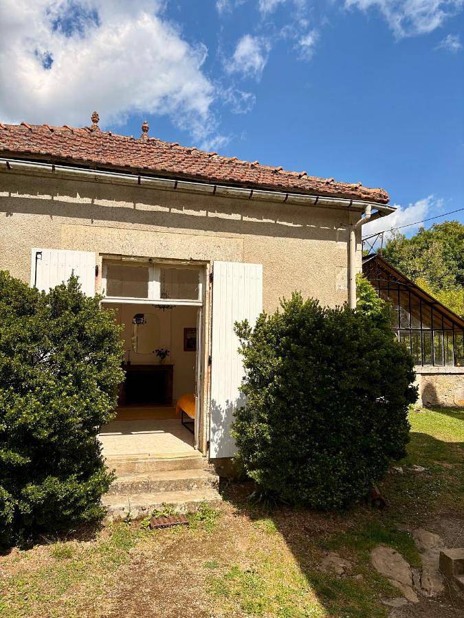 Gîte pour 2 personnes, avec piscine ainsi que vue et jardin à Montbron - 2