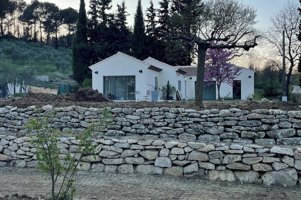 Cottage in the Provencal countryside in Cadenet, Parc naturel régional du Luberon