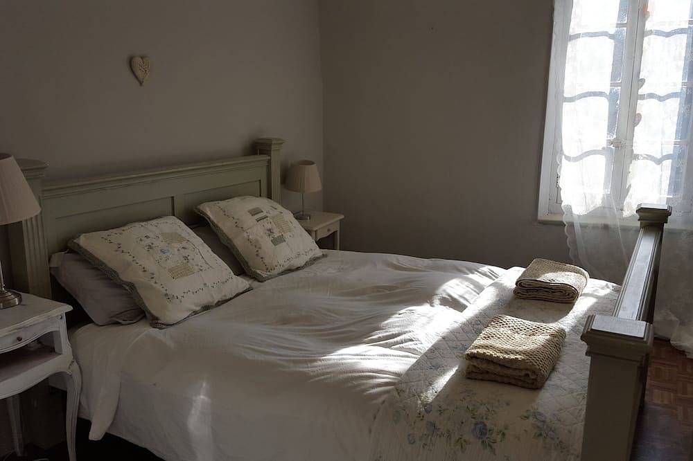 Cosy rural 3 bed stone cottage with terrace within walking distance of the river in Roquebrun, Béziers region