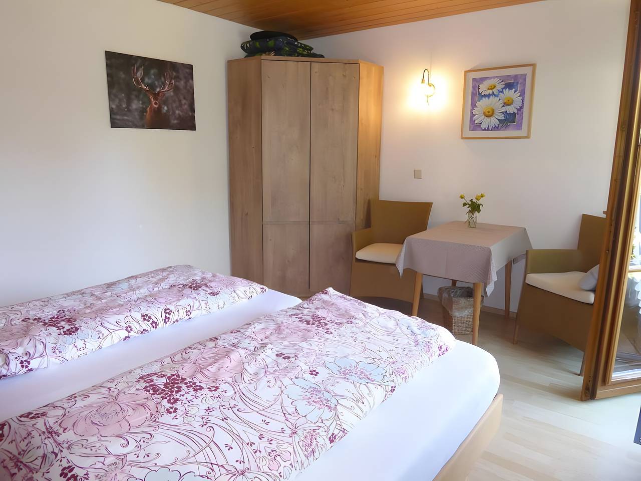 Apartamento entero, Apartamento 'Haus Am Rotwiesenbach' con vistas a la montaña, terraza privada y Wi-Fi in Todtnau, Selva Negra (zona sur)