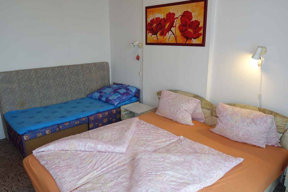 Casa vacanze con piscina riscaldabile e vicino alla spiaggia in Balatonmariafurdo, Riva Meridionale del Lago Balaton