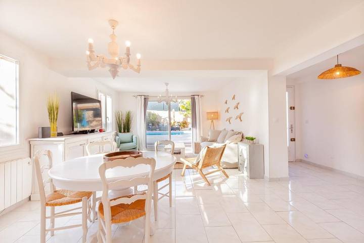 Location de vacances pour 8 personnes, avec piscine ainsi que jardin et vue, animaux acceptés à Le Revest-les-Eaux - 2