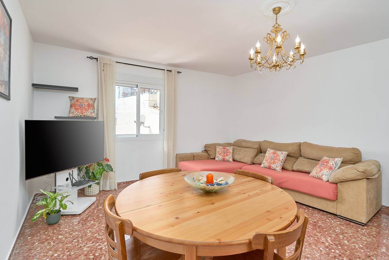 Apartamento entero, Apartamento 'Nerja Herrera Oria 40' con vistas a la montaña, terraza compartida y Wi-Fi in Nerja, Costa del Sol