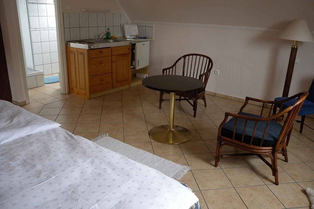 Ganze Wohnung, Studio mit Internet, Grill und Pavillon in Gyenesdias, Balaton Hochland Nationalpark