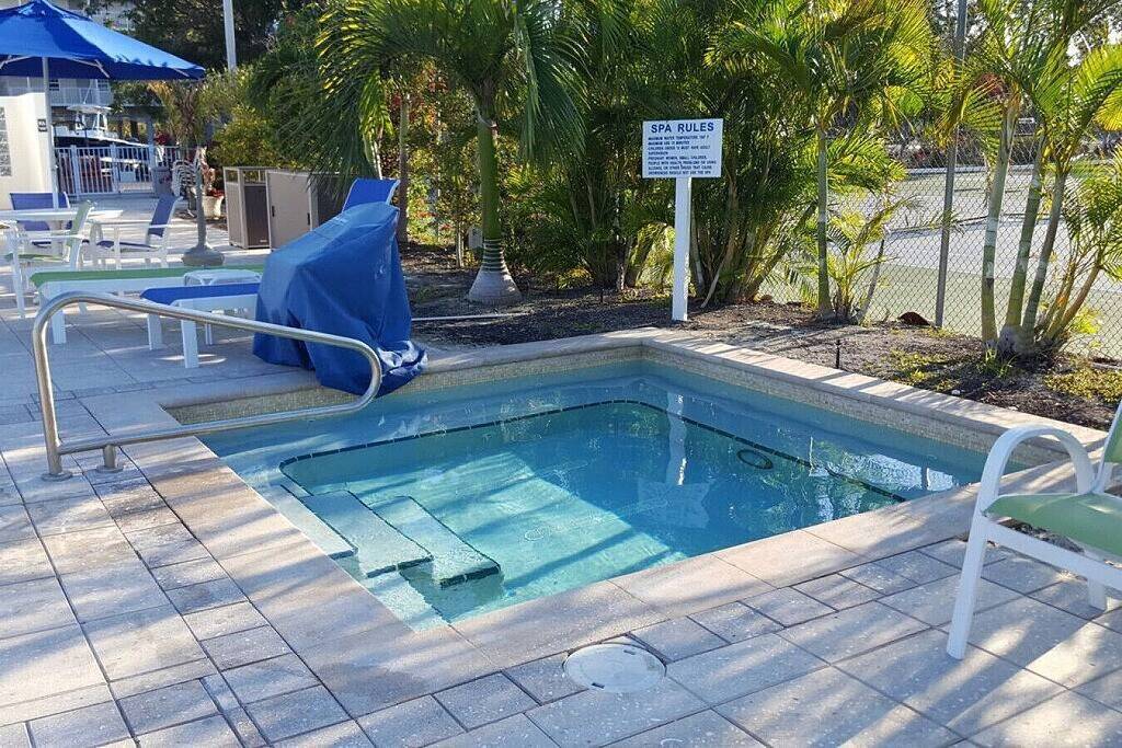 Ganze Wohnung, Modern and Coastal Ocean Pointe 2307 in Tavernier, Monroe County