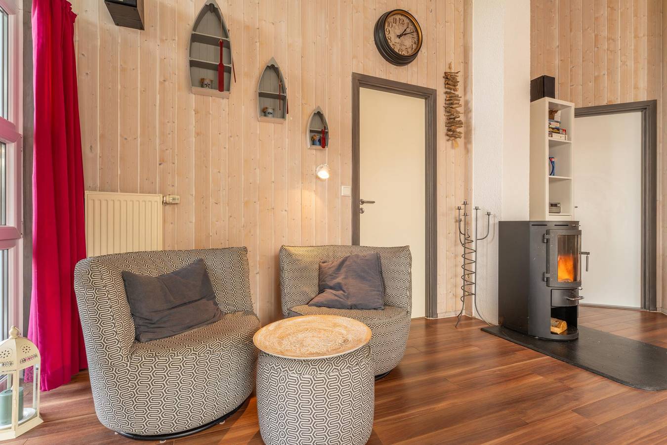 12 Personen Familienferienhaus mit Sauna, Whirlpool, zwei Duschen und Toiletten, Kaminofen und Kanu in 1. Reihe zum See mit wundervollem Seeblick in Otterndorf in Otterndorf, Cuxland