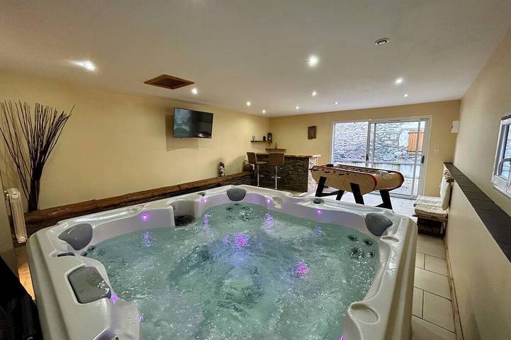 Location de vacances pour 10 personnes, avec terrasse ainsi que jardin et jacuzzi à Tramezaïgues