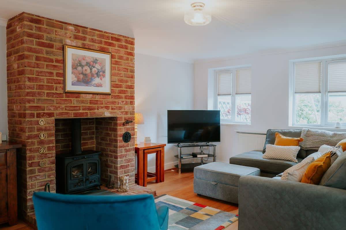 Perfect Booking | 3 Bed Home with Beautiful Garden in Headcorn, Kent