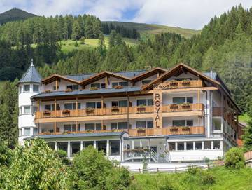 Hotel für 4 Personen, mit Whirlpool und Garten in Sexten