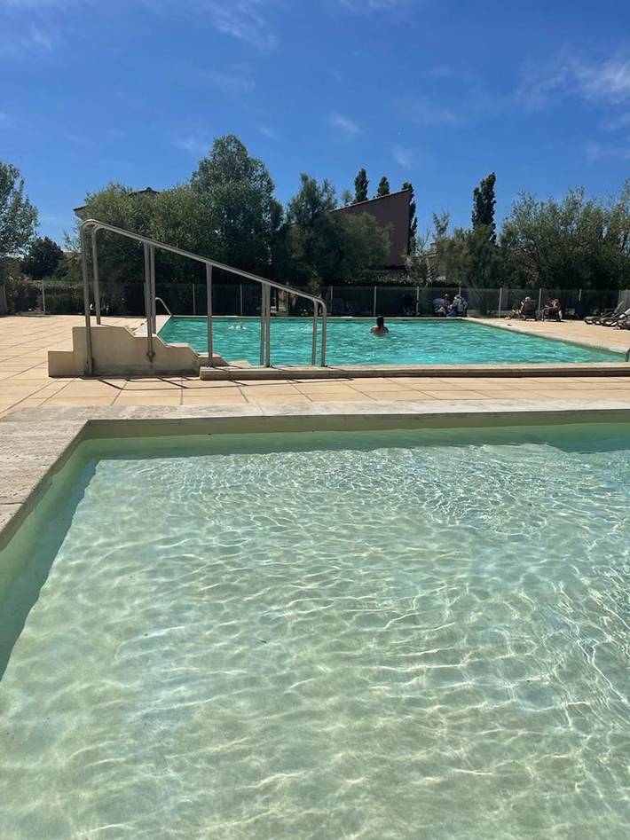 Maison de vacances pour 6 personnes, avec piscine ainsi que vue sur le lac et terrasse à Saint-Saturnin-lès-Avignon