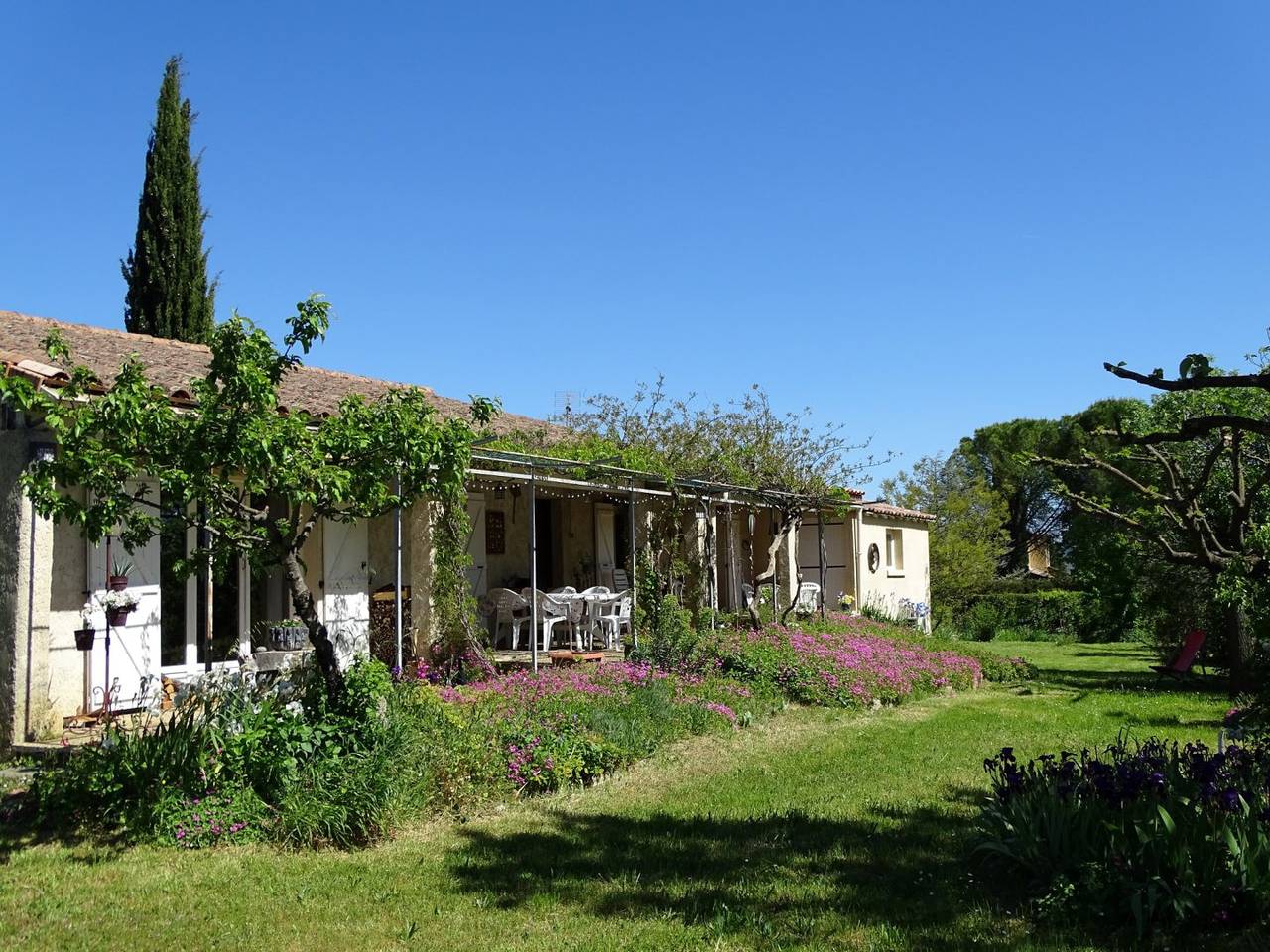 Chambre avec vue sur la montagne, piscine et parking, à proximité du centre-ville et de la rivière in Saint-Ambroix, Parc national des Cévennes