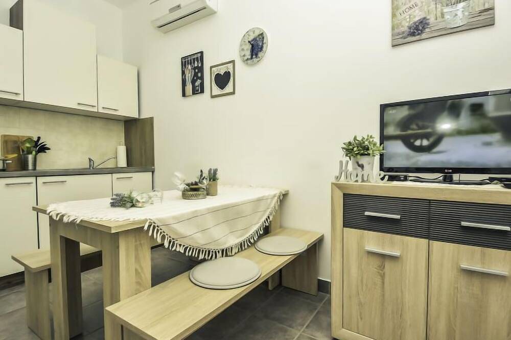 Ganze Wohnung, Snježana by Interhome in Karlobag, Naturpark Velebit