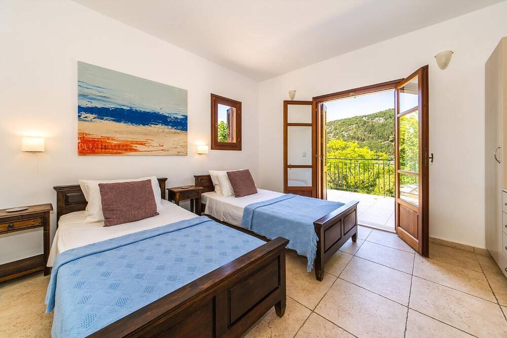 2 Bedroom Villa with Kefalonia Views and Beach Path near Stavros in Greece