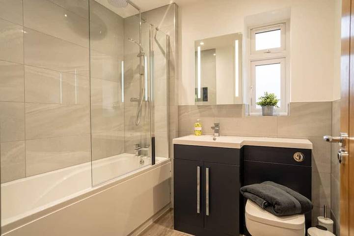 Appartement entier, Skyway First Floor Apartment is a 2 bedroom apartment with parking in Three Bridges in Crawley, Sussex de l'Ouest