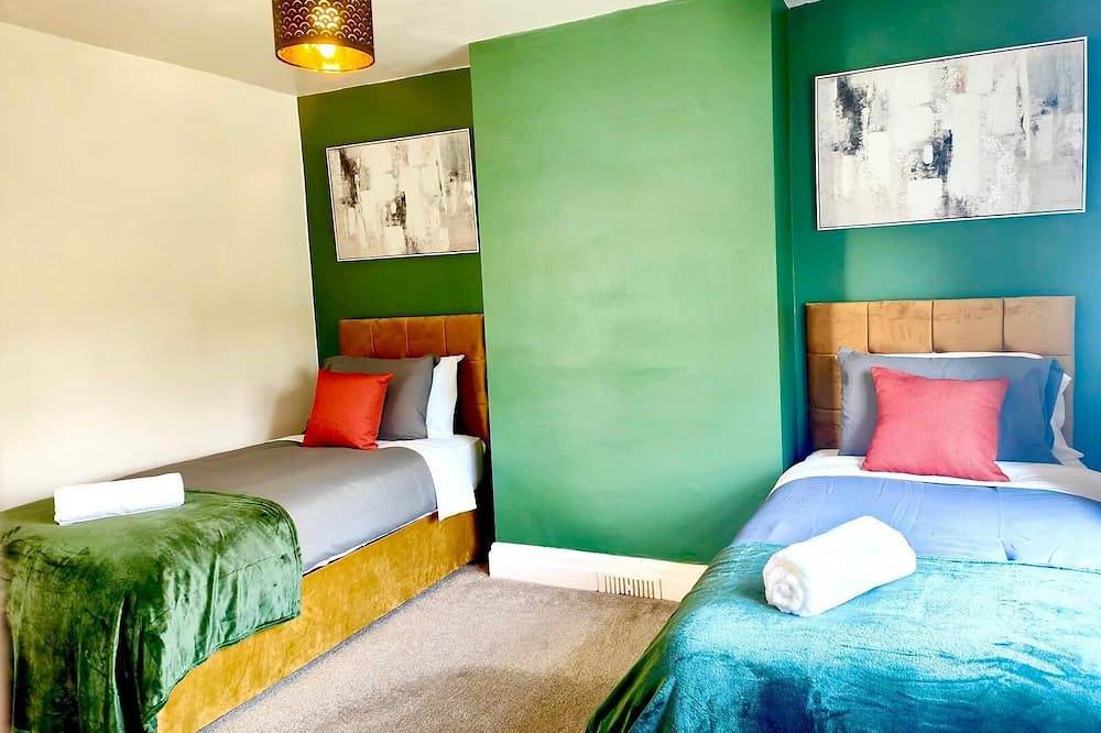 4Br Free Parking Wi-Fi Wakefield, Long Stays, close to Pinderfields Hospital in Wakefield, West Yorkshire