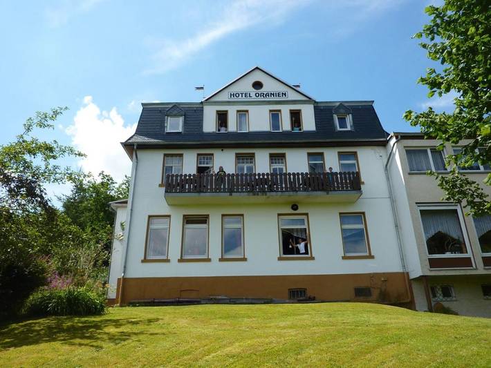 Hotel, mit Balkon und Terrasse sowie Garten