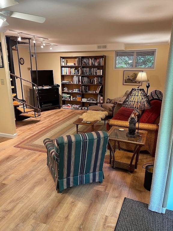 White Squirrel Lodge - Family friendly, pond & stream, breezy porches & wildlife in Transylvania County