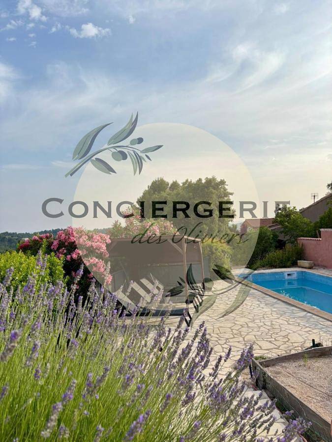 Villa pour 6 personnes, avec vue ainsi que terrasse et piscine à La Londe-les-Maures