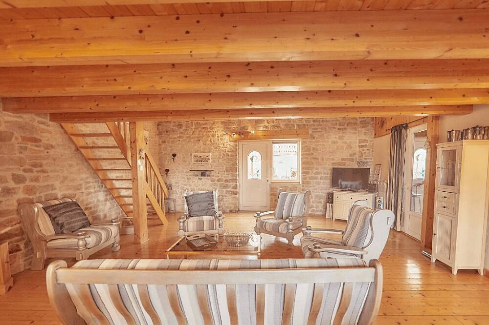 Gite des flâneurs du Jura: Large holiday home for 15 people near Arbois.<br>Land, c in Villette-lès-Arbois, Jura