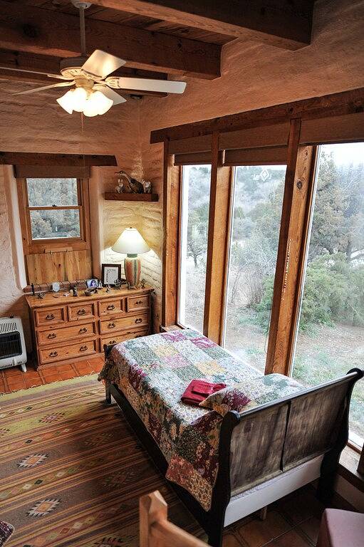 Großes Fenster zum Betrachten von Bergen und Wildtieren in Pinos Altos, Gila National Forest