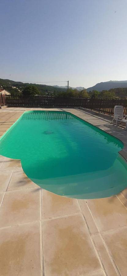 Location de vacances pour 2 personnes, avec vue ainsi que jardin et piscine à Vesseaux - 3