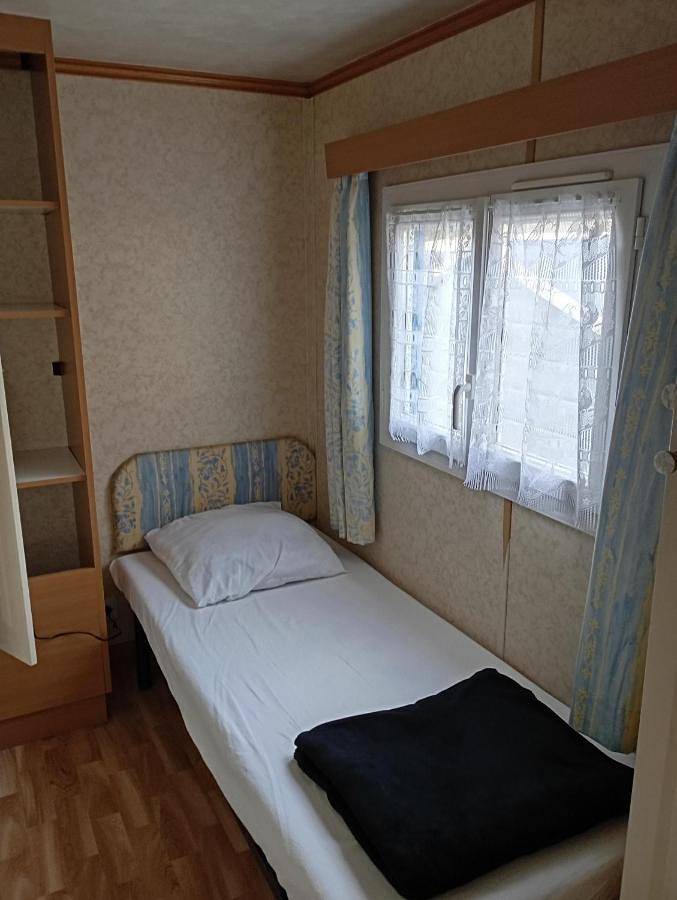 Camping pour 5 personnes, avec terrasse ainsi que vue et piscine à La Tremblade - 4