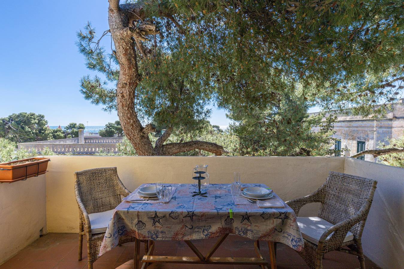 Appartement entier, Appartement "Bouganville" avec vue sur la mer, Wi-Fi et climatisation. in Leuca, Castrignano del Capo