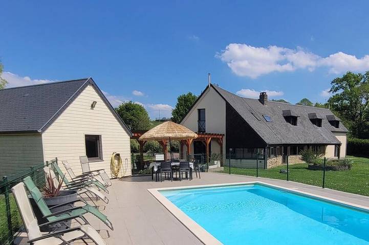 Gîte pour 15 personnes, avec Terrasse et Jardin à Isigny-le-Buat