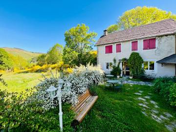Gîte pour 26 personnes, avec terrasse et jardin, animaux acceptés à Dourbies