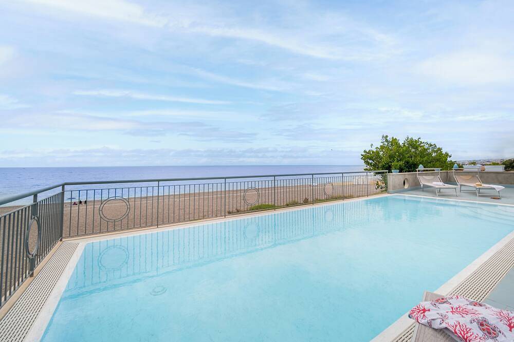 Poseidon studio apartment with sea view and pool access in Fondachello, Catania Province