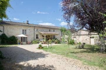 Chambre d’hôte pour 12 personnes, avec vue sur le lac et piscine ainsi que vue et jardin, adapté aux familles à Castelnau-de-Montmiral