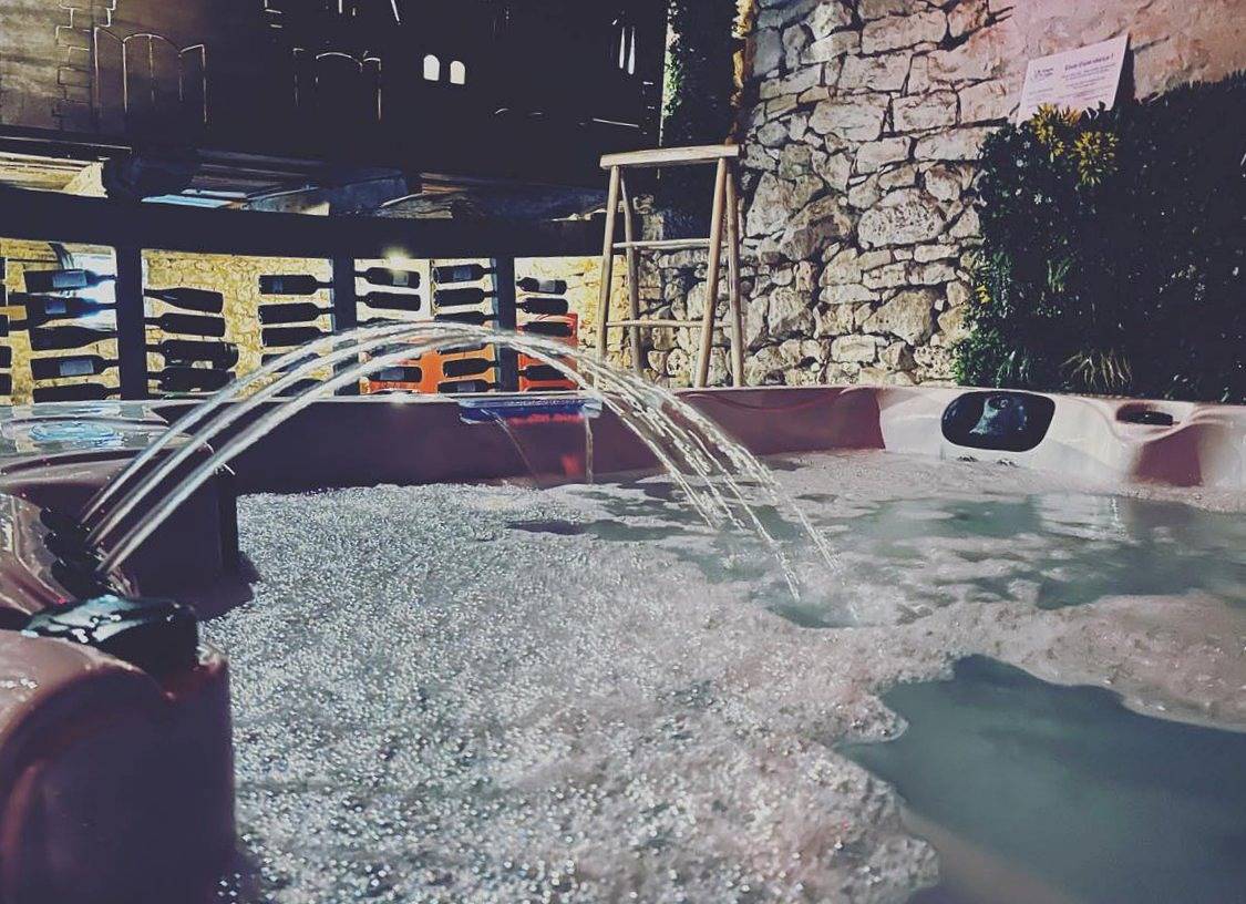 Chambres d'hôtes de charme - Piscine & Jacuzzi - Chambre Chenevière in Azerat, Périgord Noir