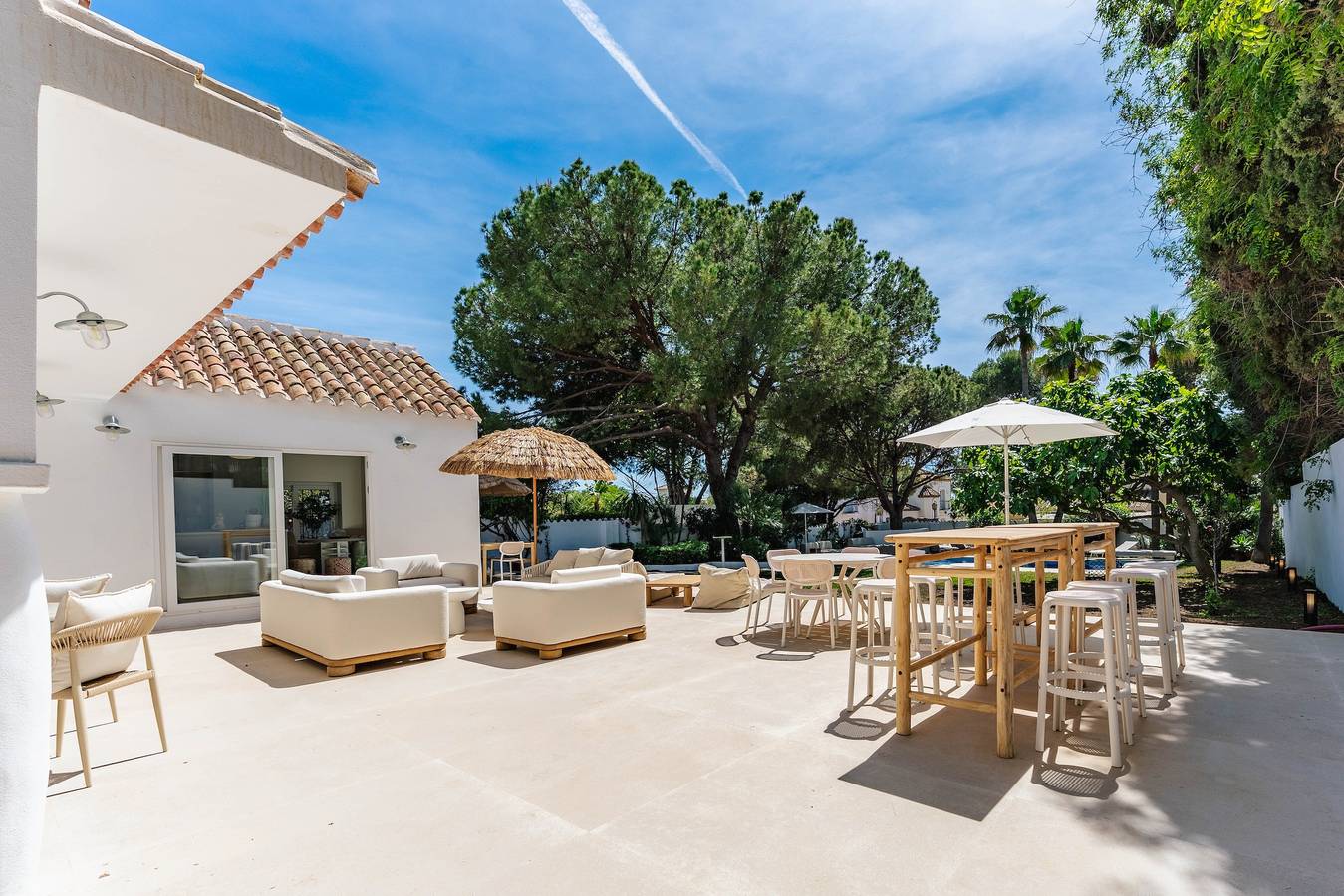 Villa Boho junto a la playa a 100 m del mar en Marbella Este in Las Chapas, Marbella