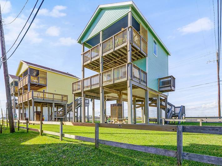 Vacation rental for 14 people, with yard and balcony as well as pool in Jamaica Beach