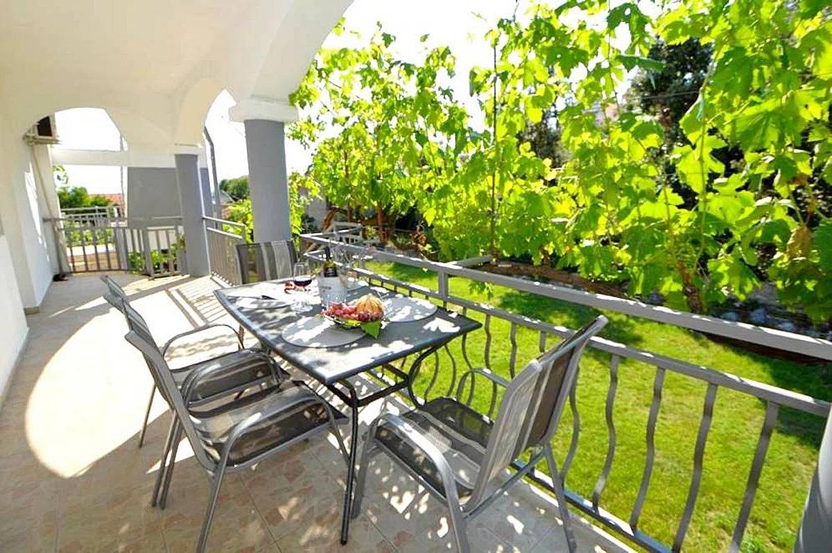 Ganze Wohnung, 2-Zimmer-Ferienwohnung mit Terrasse Pakostane (Biograd) -c in Pakostane, Zadar