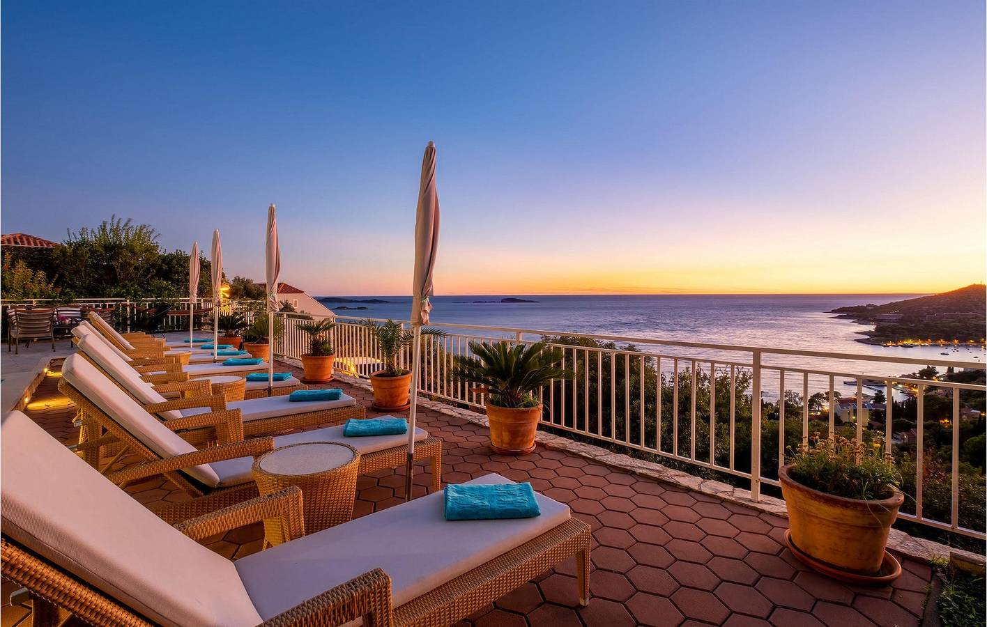 Apartment am Strand mit Meerblick, Pool und Terrasse – 2 km vom Strand entfernt in Mlini, Dubrovnik-Neretva